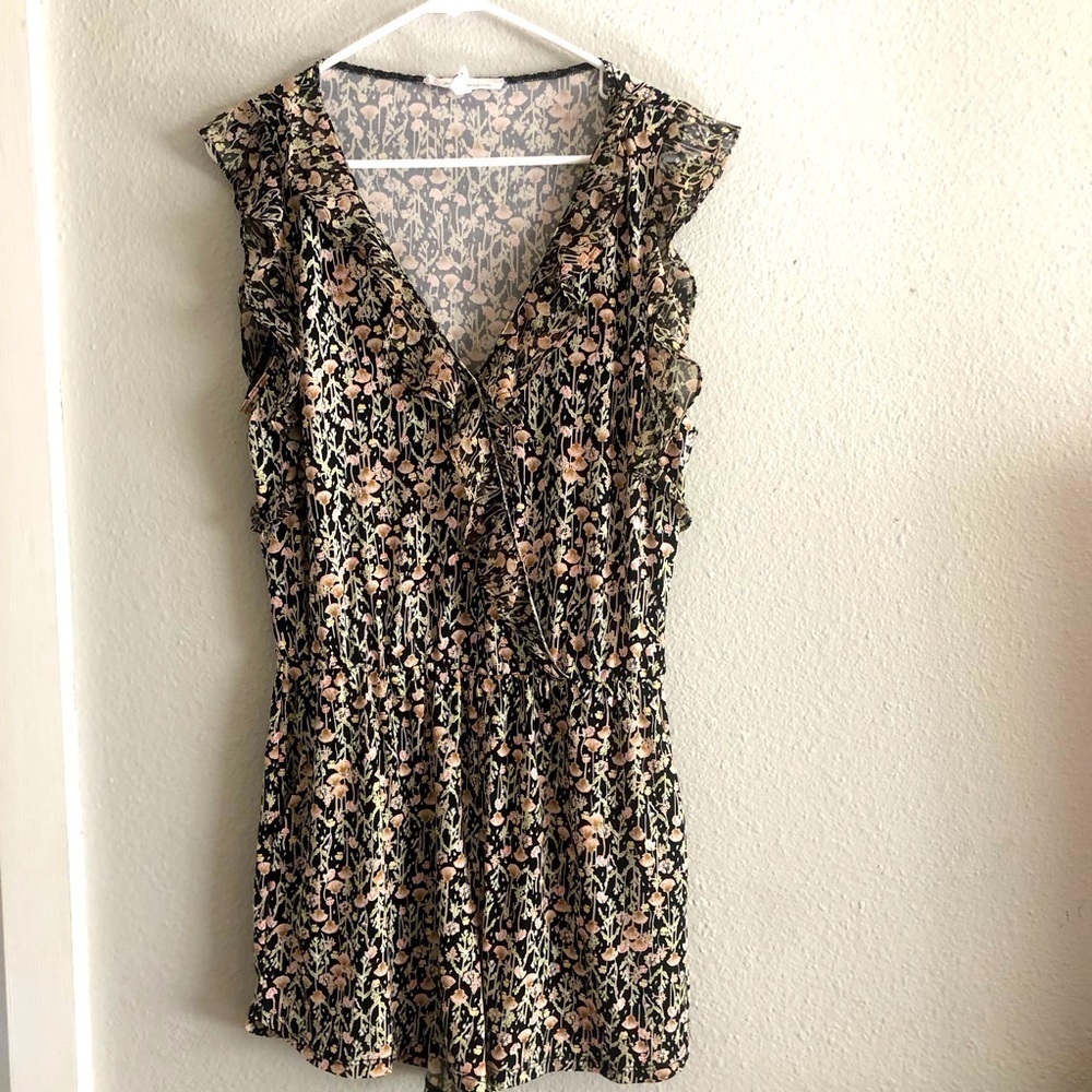 BCBGeneration Women's Ruffle Surplice Romper size Small - Picture 2 of 13